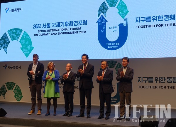  ▲ (왼쪽부터) 제임스 후퍼 기후환경 컨설턴트, 마리아 카스티요 페르난데즈 주한 EU대사, 이회성 IPCC의장, 오세훈 서울시장, 문길주 고려대학교 에너지환경대학원 석좌교수, 이인근 서울특별시 기후환경본부 환경기획관.  ⓒ라이프인