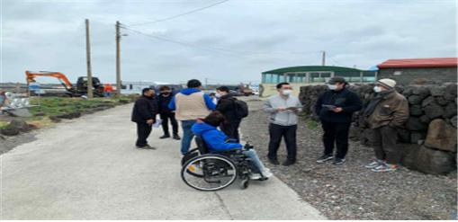 ▲ 지난 2월 휠내비길 정식 오픈 전 장애인 협의체가 현장에 방문해 휠내비길 서비스를 직접 체험해 보고 있다. ⓒ제주도