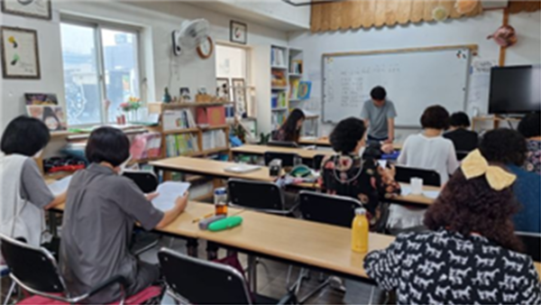 ▲ 검정고시 수업을 수강 중인 청춘학교 학생들. ⓒ청춘학교