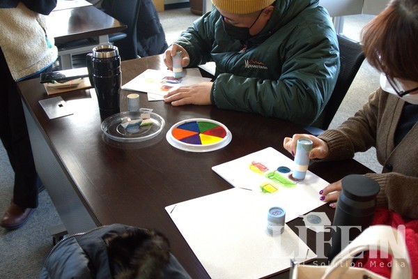 ▲ 암유어팬 2022 사업공유회 참여자들이 스텐실 기법으로 원하는 지역사회의 모습을 표현하고 있다. ⓒ라이프인