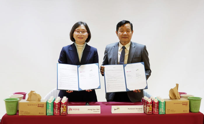 ▲ (왼쪽 기준) 아이쿱생협 연합회 김정희 회장, 태국판푸드 KUNLAWAT