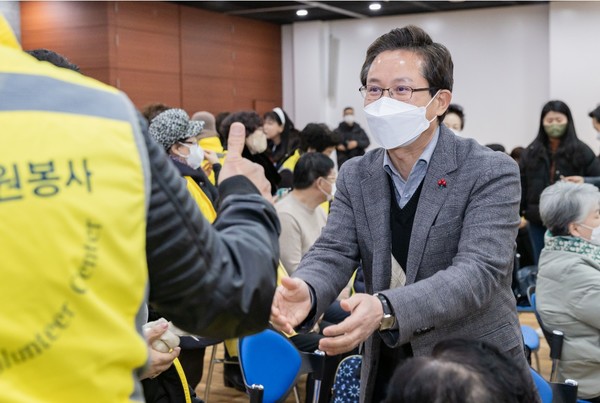 ▲ 자원봉사데이 선포식에서 최호권 영등포구청장이 자원봉사자들과 인사를 나누고 있다. ⓒ영등포구