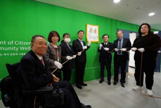 ▲ 3월 14일 서울복지타운에서 서울시 사회적고립가구지원센터 현판식을 하고 있다. 왼쪽부터 서울시복지재단 정하균 이사장, 이수진 사회적고립가구지원센터장, 정신장애와 인권 파도손 이정하 대표, 서울시 김상한 복지정책실장, 서울시의회 강석주 보건복지위원장, 서울시복지재단 김상철 대표이사, 안무서운회사 유승규 대표. ⓒ서울시