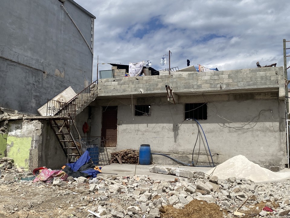 ▲ 지진 피해를 입은 튀르키예 타니슈마 지역은 건물 잔해로 인해 주민들의 석면폐증이 우려되는 상황이다. ⓒ피스윈즈코리아