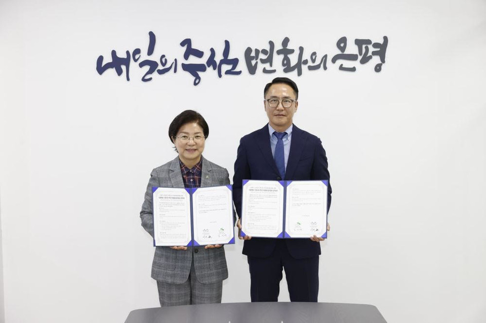 ▲ 김미경 은평구청장(왼쪽)과 이근 백년가게협동조합연합회장이 지난 19일 업무협약식에서 기념 촬영을 하고 있다.