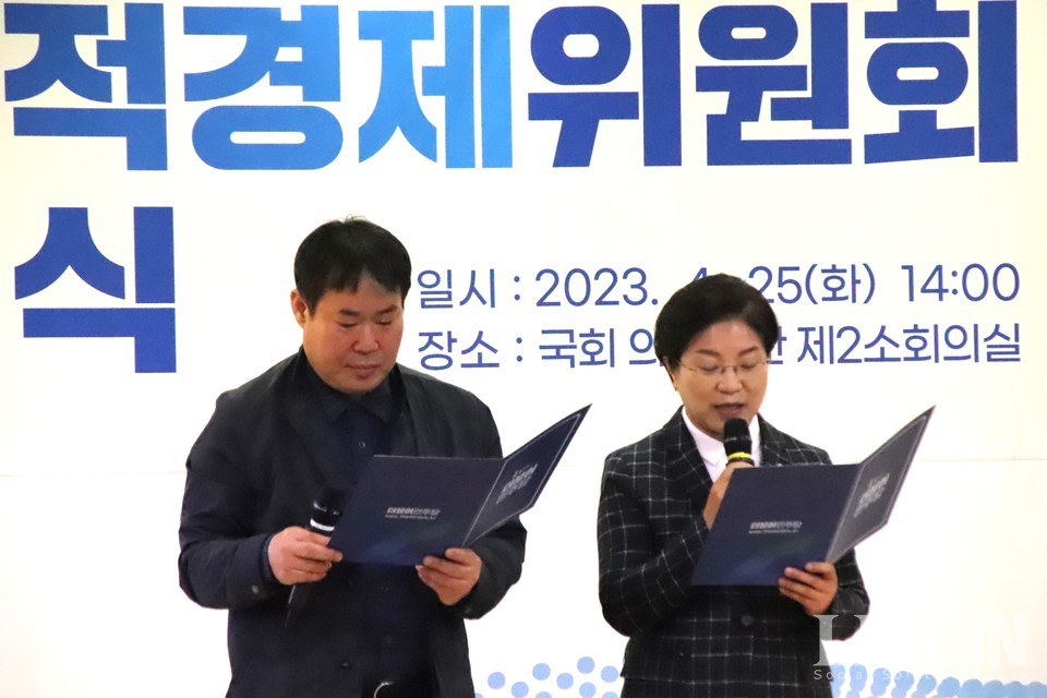 ▲ (왼쪽부터)이승석 한국사회적경제연대회의 상임대표와 김미경 전국 사회연대경제 지방정부협의회장(은평구청장)이 사회적경제 활성화 결의안을 낭독하고 있다. ⓒ라이프인