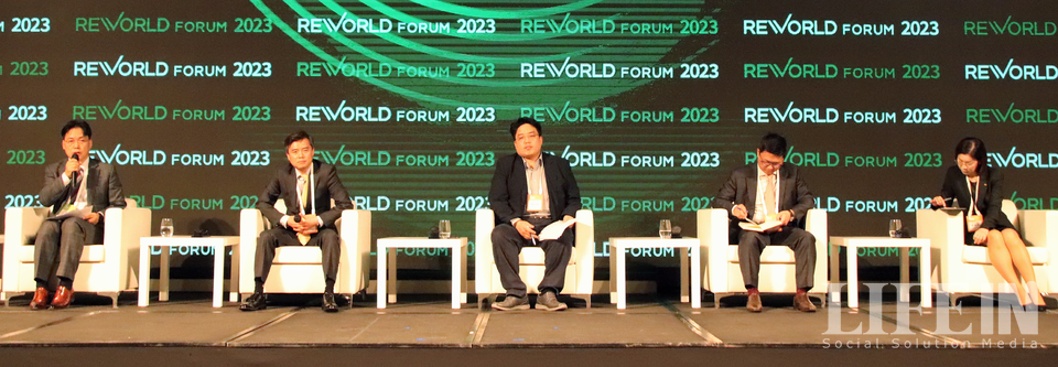 ▲ (왼쪽부터) '탄소감축 전환금융의 시사점' 섹션에 참여한 이병화 리월드포럼 공동대표(법무법인 광장 파트너 변호사), 김성주 금융감독원 ESG팀장, 김진유 PwC 컨설팅 파트너, 김형곤 보스턴컨설팅그룹 서울사무소 파트너, 문혜숙 KB금융지주 ESG본부 상무. ⓒ라이프인