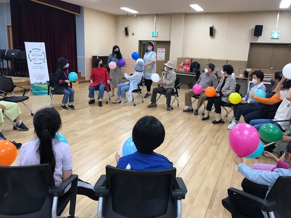 ▲ 상상나래사회적협동조합과 대전사회적자본센터의 공유공간사업 '시니어와 어린이를 위한 동네 제로 세대' 프로그램 당시 모습. ⓒ상상나래사회적협동조합