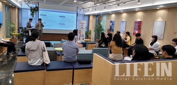 ▲ 박람회 참가자들이 미래 청년 일자리사업 관련 설명을 듣고 있다. ⓒ라이프인