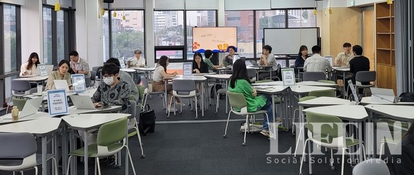 ▲ 기업과 참가 희망자가 1:1로 상담하고 있다. ⓒ라이프인