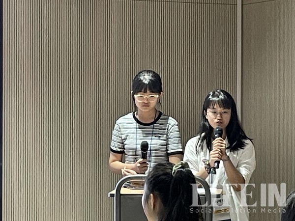 ▲ 동아리 '우물 밖 두꺼비'의 발표자 (왼쪽부터)김민지, 서예인 양. ⓒ라이프인