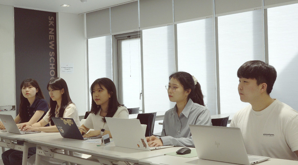 ▲ 'Sunny Scholar Planning Stage'에서 발표 후 개별 피드백을 받고 있는 Sunny.