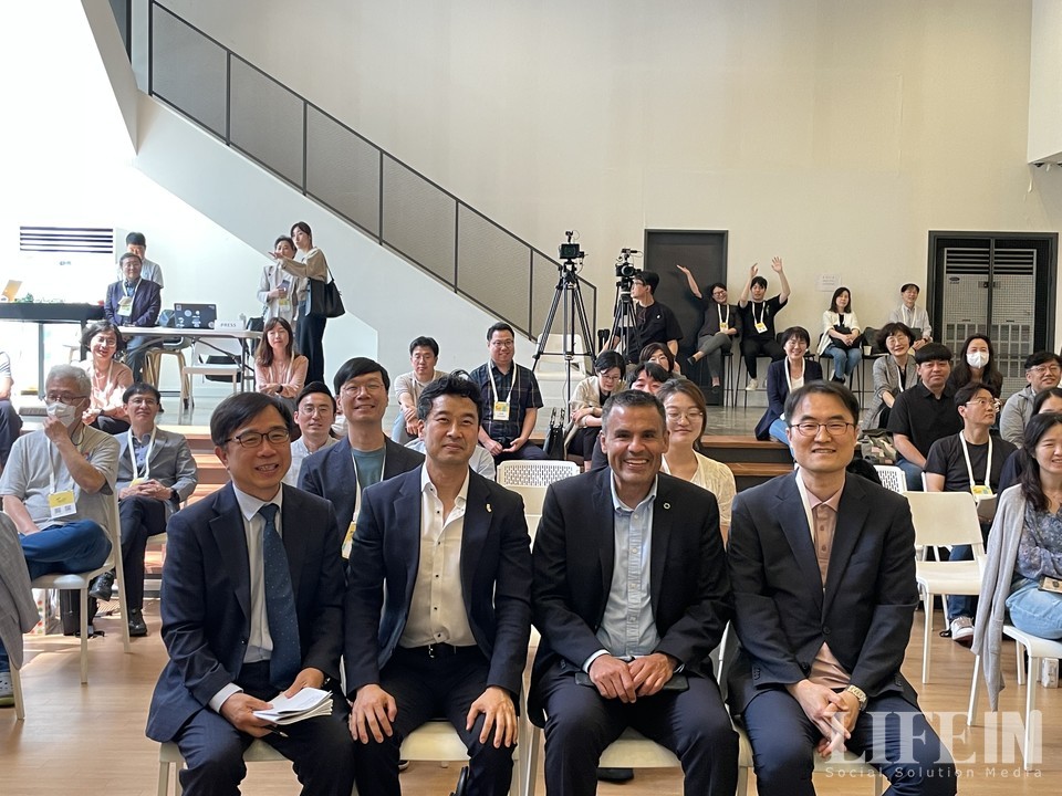 ▲ (왼쪽부터) 정현곤 한국사회적기업진흥원장, 임용우 주한 퀘백정부 대표부 연구·혁신담당 상무관, 제라르도 알마게르 데자르댕 국제개발 대표, 박준규 경기도사회적경제원 혼합금융투자팀장. ⓒ라이프인