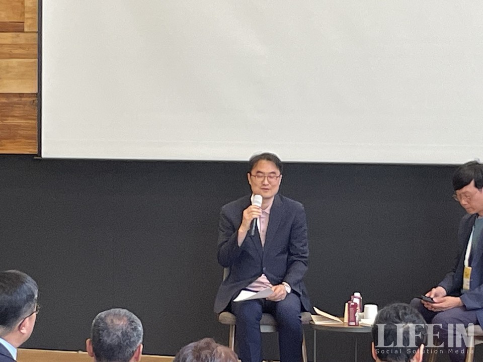 ▲ 박준규 경기도사회적경제원 혼합금융투자팀장이 경기도사회적경제원의 사업에 대해 설명하고 있다. ⓒ라이프인