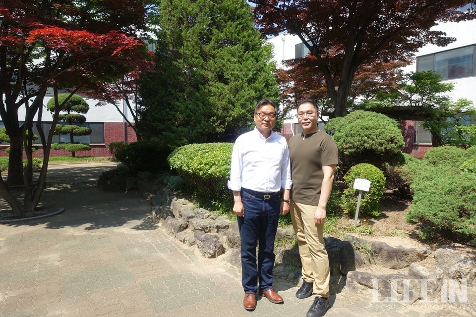 ▲ (왼쪽)경기도사회적경제원 유훈 원장, (오른쪽)김민석 사업본부장. ⓒ라이프인
