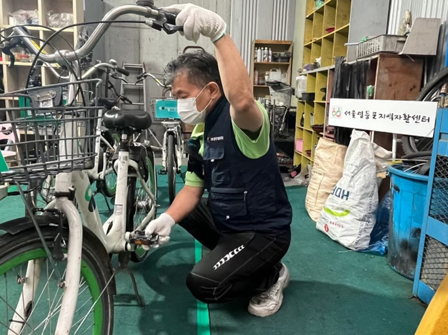 ▲ 영등포지역자활센터에서 따릉이를 수리하고 있다. ⓒ서울시