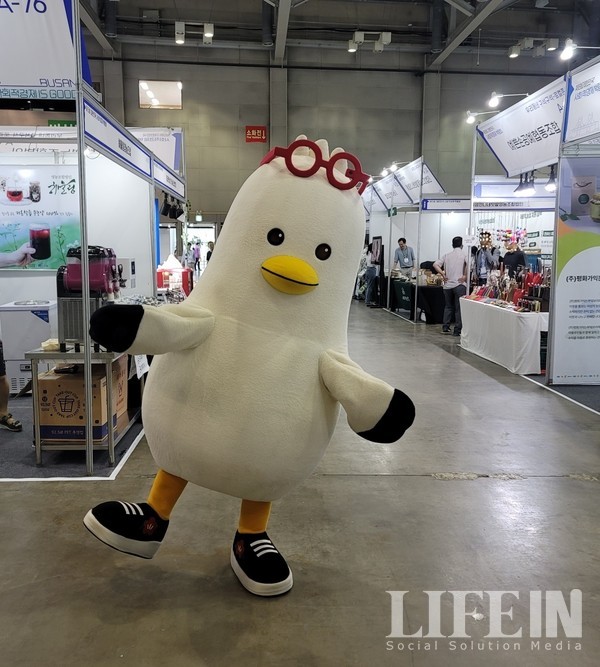 ▲ 박람회장에 등장한 2030 부산 엑스포 마스코트 '부기' ⓒ라이프인