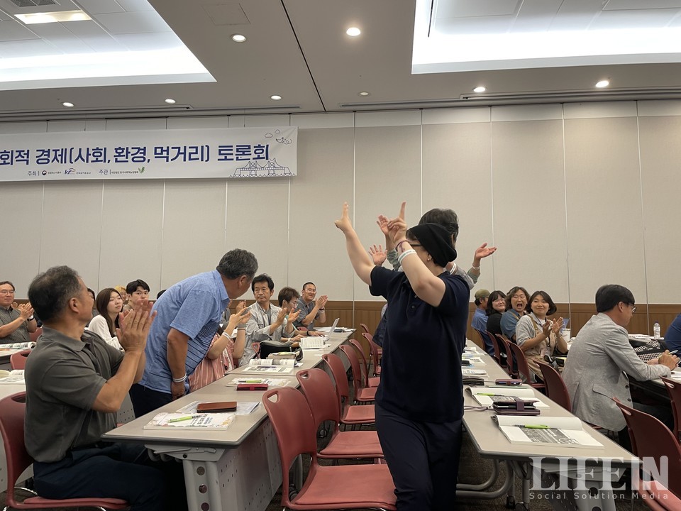 ▲ 포럼 현장에 참석한 청산도 주민이 청중에게 인사하고 있다. ⓒ라이프인