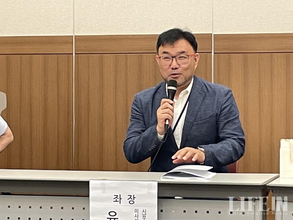 ▲ 토론회 좌장을 맡은 유제현 부산시사회적경제유통센터 이사장. ⓒ라이프인