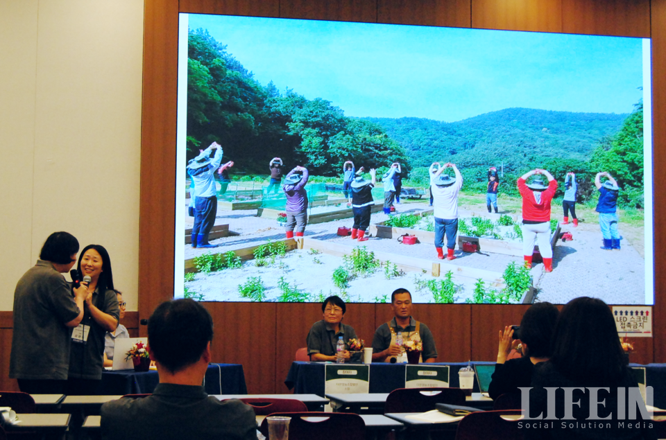 ▲ '2023 사회적 농업 포럼-사회적 농업, 어떤 변화를 만들었나' 섹션에서 사회적 농장 참여자가 직접 자신의 이야기를 들려주고 있다. ⓒ라이프인