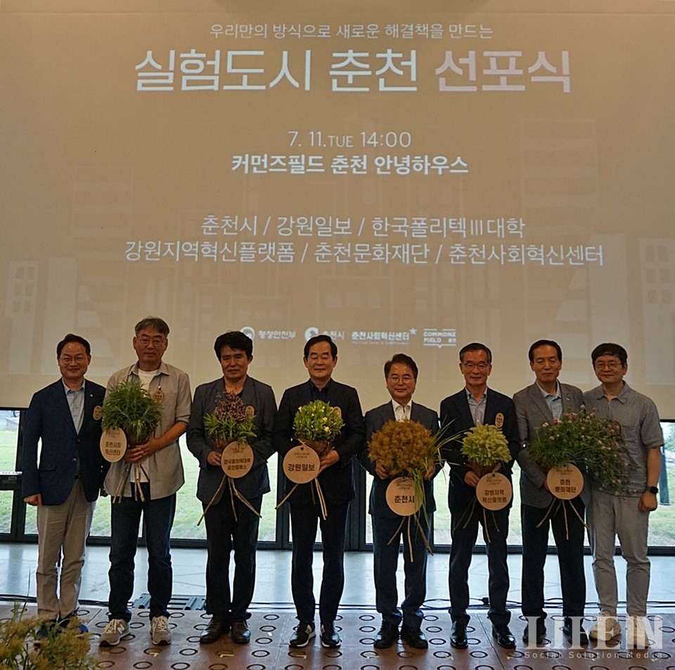 ▲ 왼쪽부터 허영 국회의원, 박정환 센터장, 이덕수 학장, 박진오 사장, 육동한 시장, 김학철 센터장, 센터장, 최연호 이사장, 한종호 벤처파트너. 