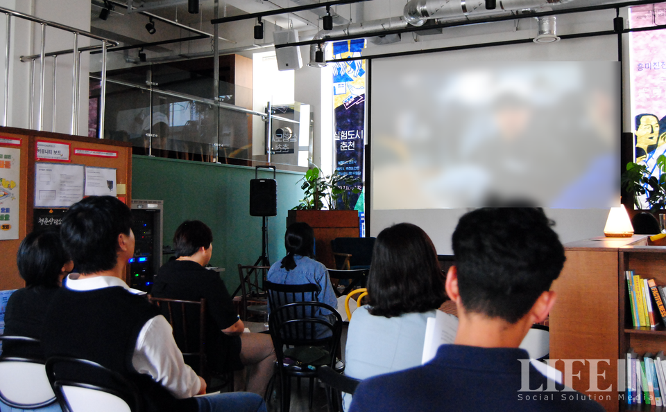 ▲ 성과공유회 참석자들이 영화 '붐붐붐'을 관람하고 있다. ⓒ라이프인