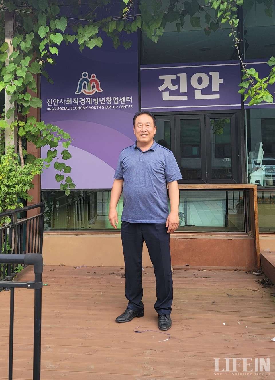 ▲ 진안군사회적경제청년창업센터 앞에서. 앞으로 이곳에 진안의 사회적경제 조직 다양한 상품들이 입점 예정이다. ⓒ라이프인
