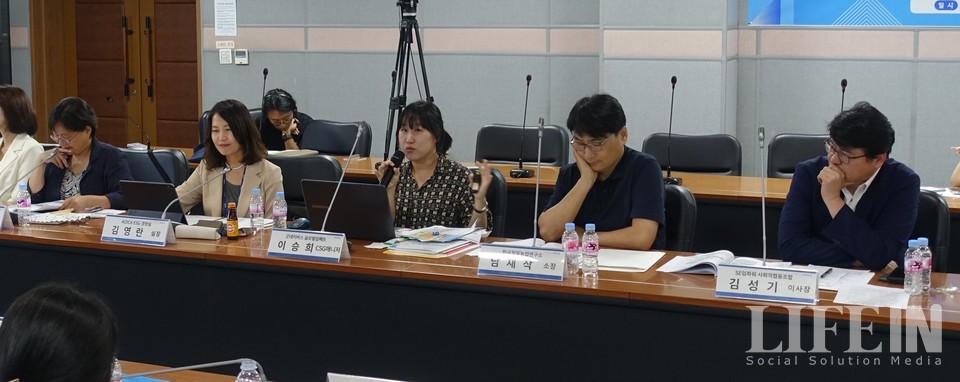 ▲ (왼쪽부터)엄은희 이사, 김영란 실장, 이승희 매니저, 남재작 소장, 김성기 이사장. ⓒ라이프인