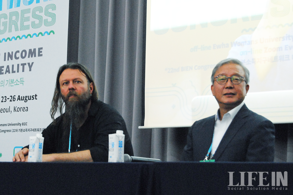 ▲ 23일 제22차 기본소득지구네트워크의 전체섹션1 '정치 속의 기본소득, 기본소득 속의 정치'가 진행됐다. ⓒ라이프인