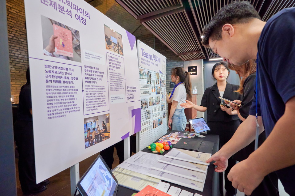 ▲ 서울 용산구 SK행복나눔재단에서 열린 Sunny Scholar Final Stage 전시회를 관람하고 있는 이해 관계자.