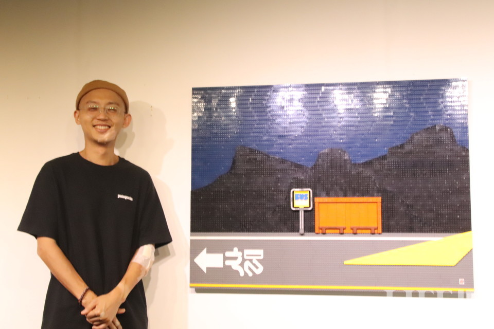 ▲ 브릭 아티스트 '육포공장' 진형준 씨와 그의 작품 '삶'. ⓒ라이프인