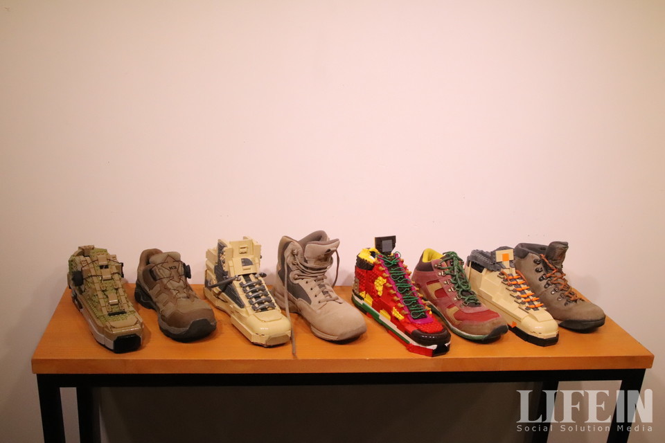 ▲ 실제 사용한 등산화를 재현한 레고 작품 '나의 오랜 벗'. ⓒ라이프인