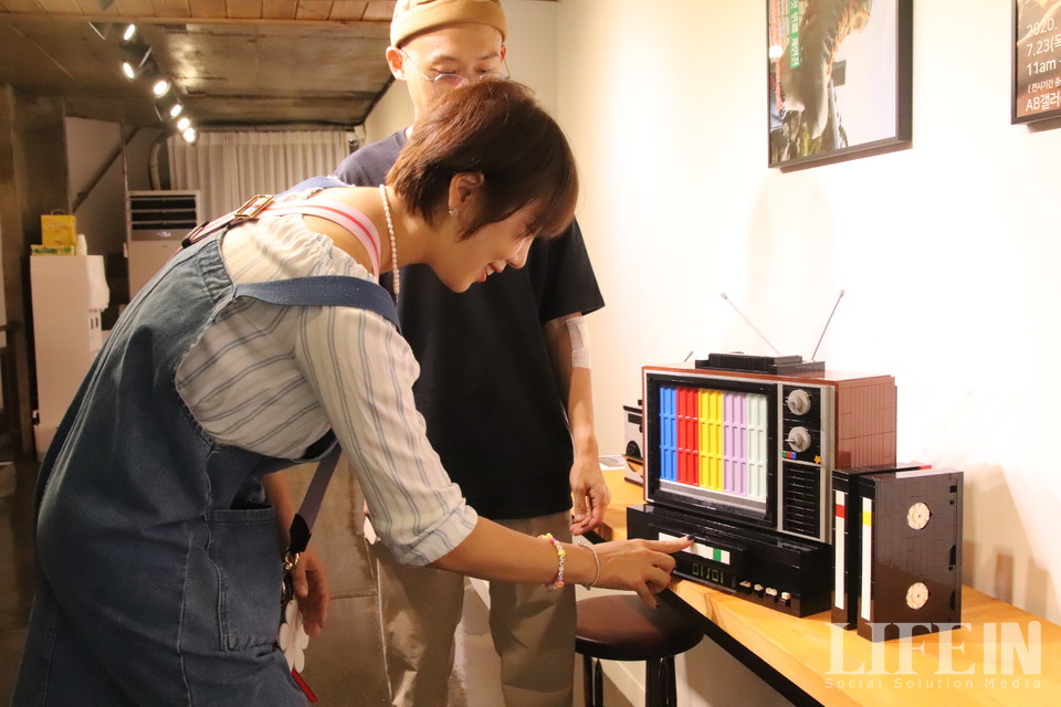 ▲ 어린 시절 사용한 텔레비전과 비디오 재생기를 재현한 작품. ⓒ라이프인