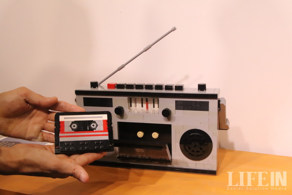 ▲ 어린 시절 사용한 라디오를 재현한 작품. ⓒ라이프인