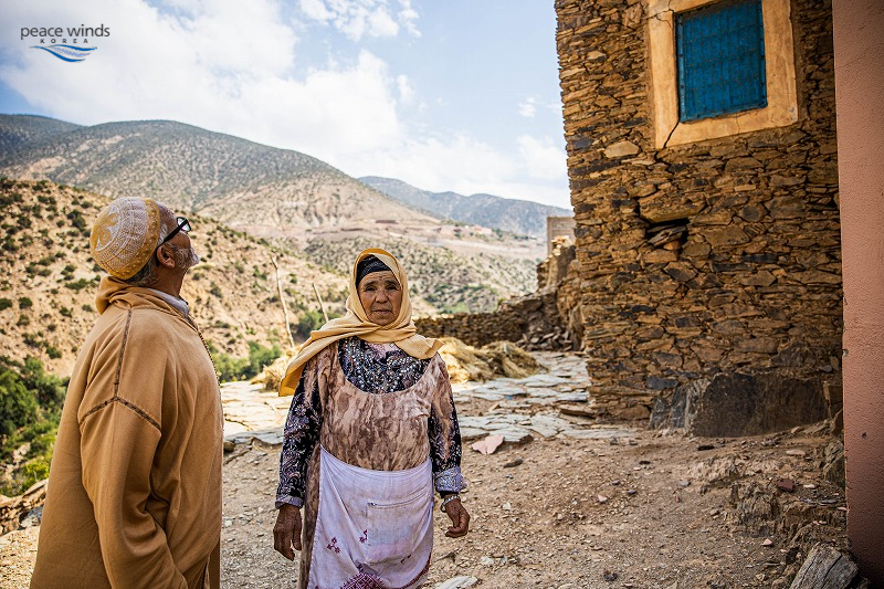 ▲ 균열이 생긴 집을 바라보는 아미즈미즈 주민. ⓒ재단법인 피스윈즈코리아