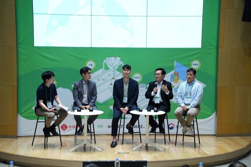 ▲ (왼쪽부터) 김민수 이사, 롯데케미칼 김병열 수석, 고재성 대표, 변승환 부사장, 맹동주 대표. ⓒ임팩트스퀘어