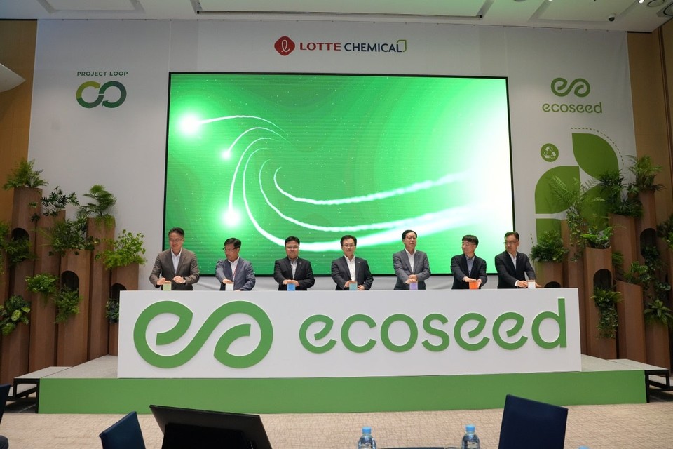 ▲ 행사 참가자들이 실제 에코시드 펠릿 씨앗이 담긴 병을 들고 포즈를 취하고 있다. ⓒ임팩트스퀘어