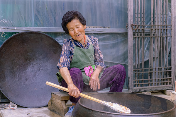 ▲ 함양군민 우임수 씨가 두부 만드는 방법을 알려주는 모습. ⓒ숲속언니들