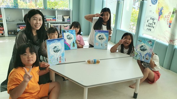 ▲ 임혜숙 이사와 상상나래사회적협동조합이 운영하는 지역 돌봄센터 아이들의 모습. ⓒ상상나래사회적협동조합