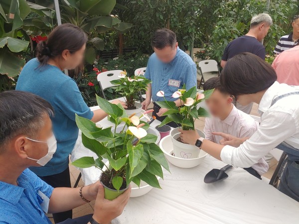 ▲ 치유농장 참가자들이 화분 분갈이를 하고 있다. ⓒ경기도