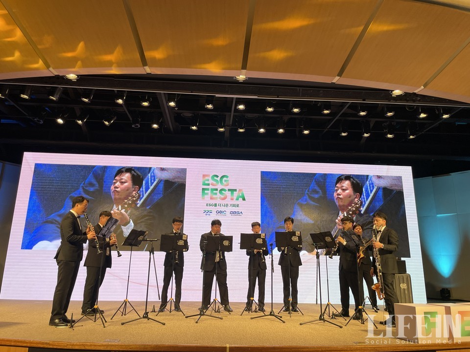 ▲ 드림위드앙상블이 축하공연을 펼치고 있다. ⓒ라이프인