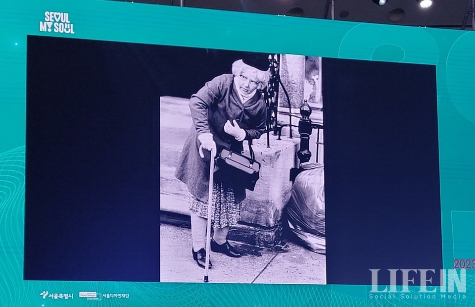 ▲ 노인으로 분장한 당시의 패트리샤 무어 대표. ⓒ패트리샤 무어 대표 발표자료