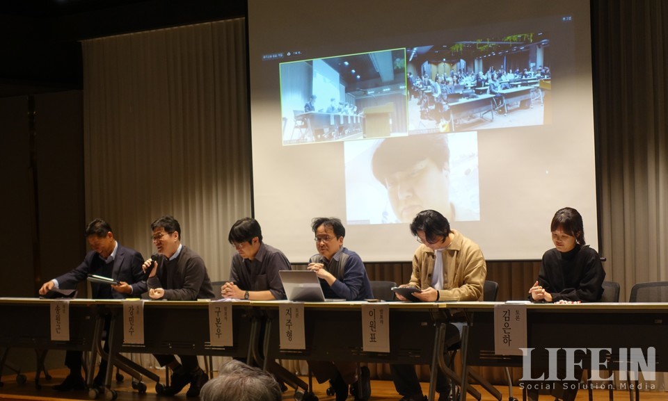 ▲ (왼쪽부터) 송원근 학술위원장, 강민수 센터장, 구본우 박사, 지주형 교수, 이원표 상임이사, 김은하 연구위원 (변장섭 교수 온라인 참석). ⓒ라이프인