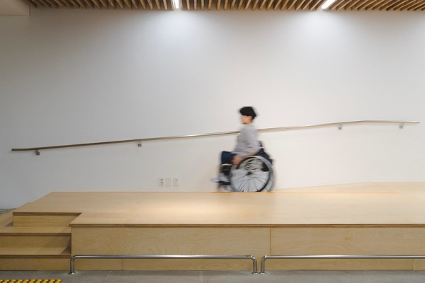 ▲ 브릭스 성수 중앙무대 휠체어 진입로. ⓒ루트임팩트