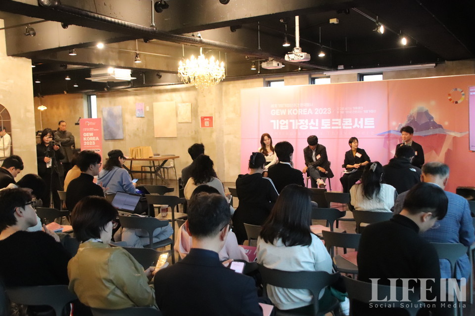 ▲ 김진만 MBC PC, 유튜버 이찌라, 성용준 인진 대표가 토크 콘서트에서 청중의 질문에 답하고 있다. ⓒ라이프인