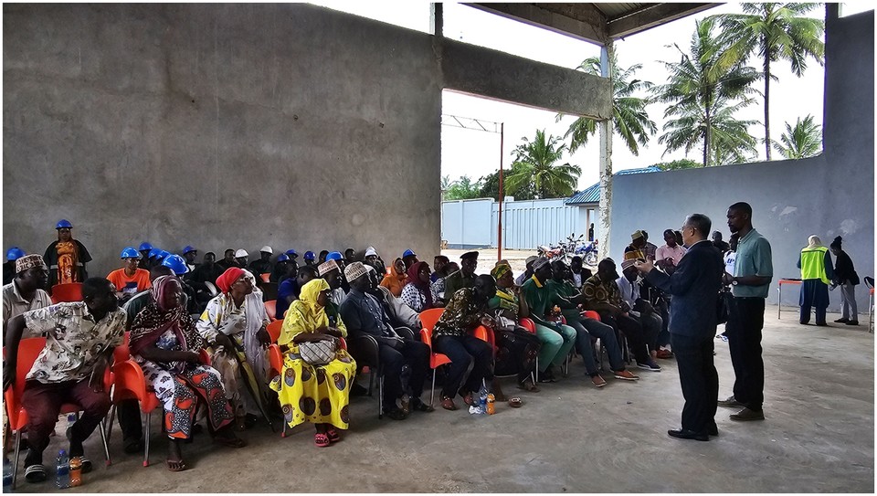 ▲김영웅 탄코미래그린 법인장이 주민 대표들과의 대담에서 음쿠랑가 주민과 사회적 약자를 우선 선발하는 고용 창출에 앞장서고, 지역 주민들의 삶의 질 개선을 위한 우물개발 사업 등의 사회 공헌 활동을 약속하는 등 말씀을 하고 있다. 