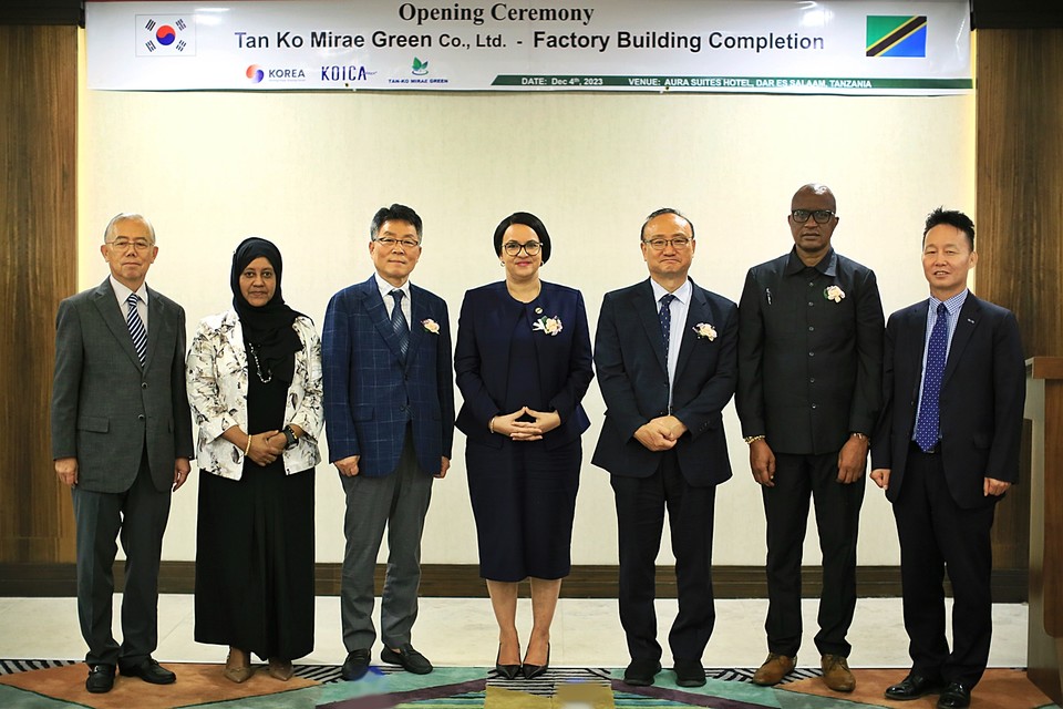 탄자니아 다르에스살람 아우라 스위트 호텔(AURA SUITES HOTEL) 연회장에서 '음쿠랑가 캐슈넛 가공공장 및 캐슈넛 쉘 오일(Cashew Nut Shell Liquid, CNSL) 공장' 준공식을 진행하고 관계자들이 기념 촬영을 하고 있다.