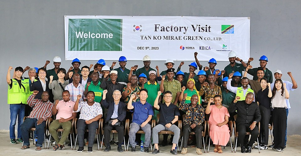 ▲ ㈜미래그린케미칼의 탄자니아 현지 법인인 탄코미래그린은 5일 음쿠랑가 지역의 커뮤니티 관계자 및 마을 주민들을 초청해 공장 시찰 및 오찬행사를 진행하고 단체 촬영을 하고 있다.