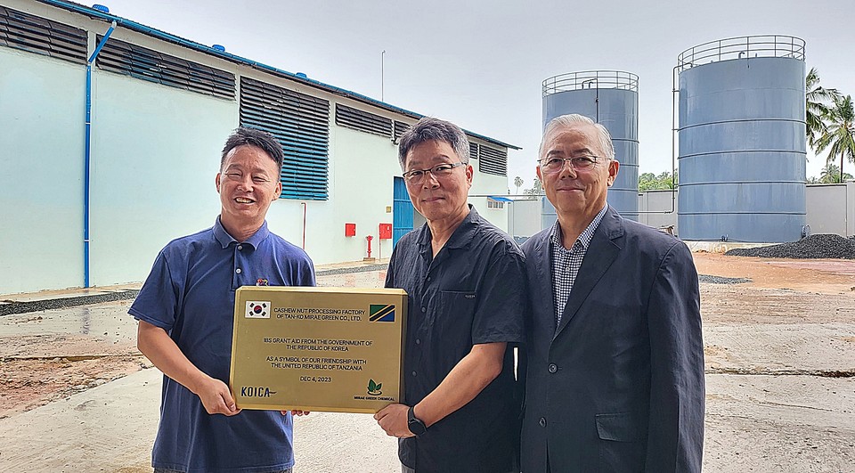 ▲ 현판식을 진행하고 있다. (왼쪽부터) 신만식 한국국제협력단(KOICA) 탄자니아 사무소장, 조희성 미래그린케미칼 대표이사, 김영웅 탄코미래그린 법인장.