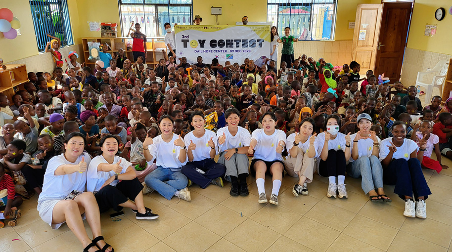 ▲ 제3회 탄자니아 장난감 콘테스트를 마치고 운영 스탭들과 참가자들이 기념 촬영을 하고 있다.